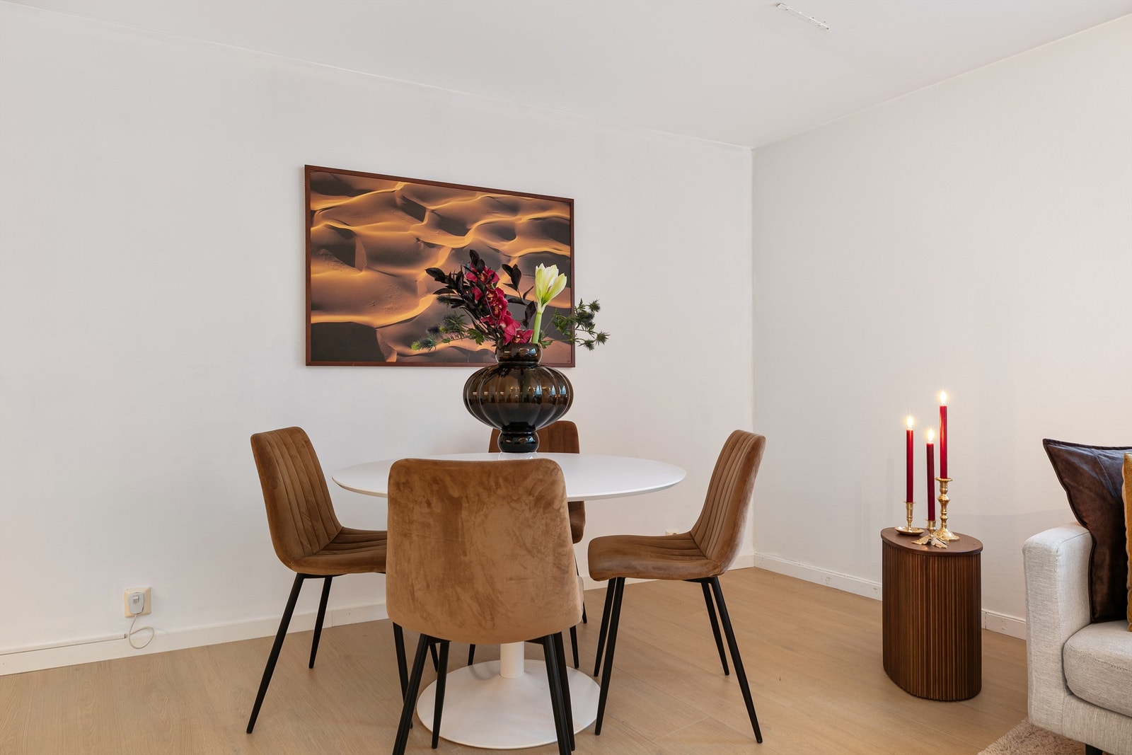 Spisestue med plass til stort spisebord Galleribilde