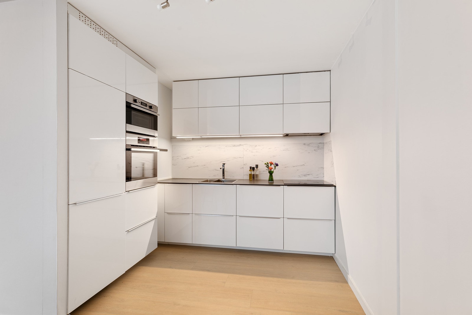 Innredningen fra 2015 er stilren og moderne, med hvite, glatte fronter. Galleribilde