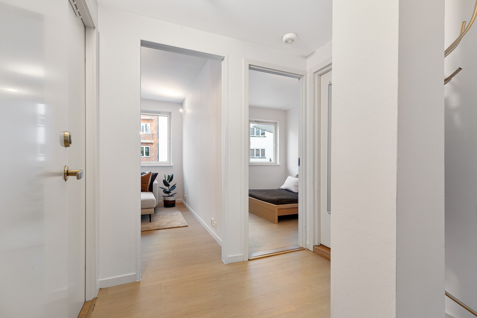 En porttelefon er montert ved inngangsdøren, og tilliggende gangen har leiligheten et eget walk-in closet med hyller, skuffer og stenger for oppheng. Galleribilde