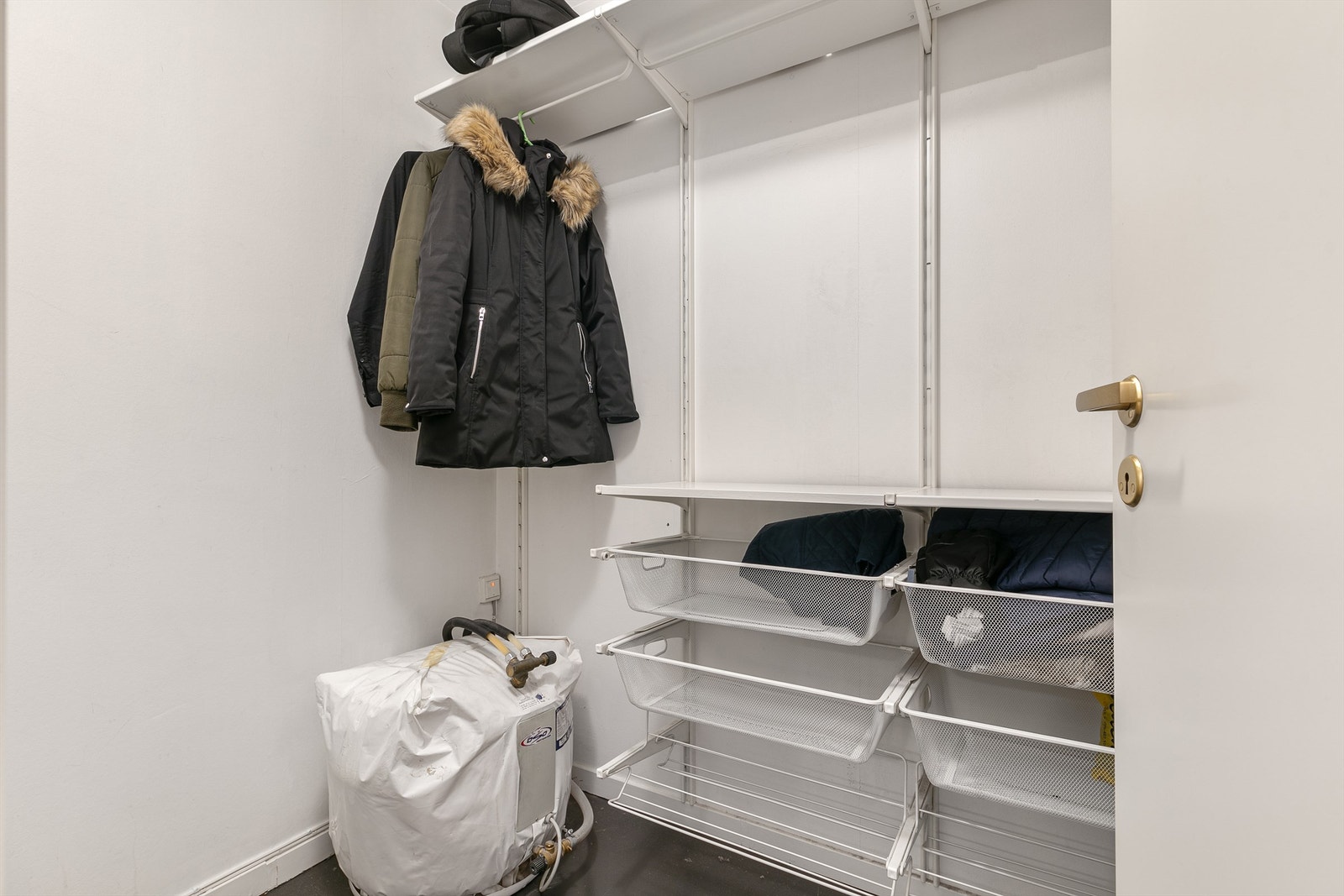Gangen har et praktisk walk-in closet. Galleribilde