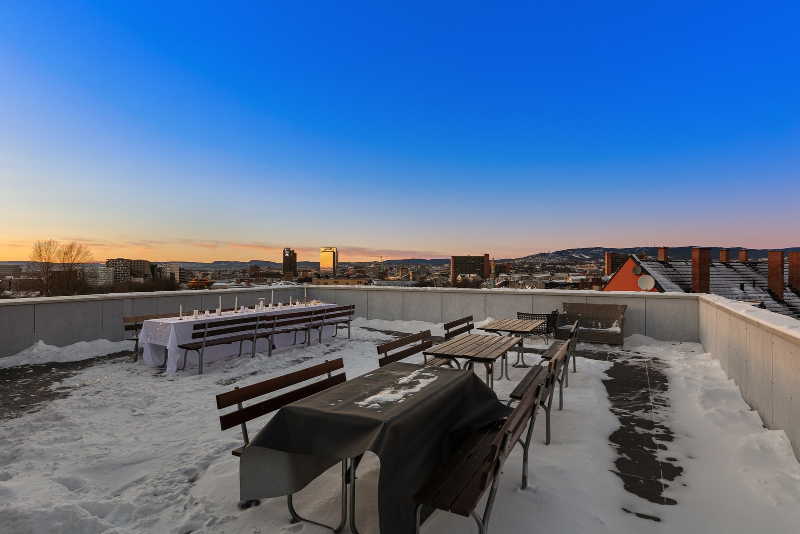 Felles takterrasse med praktfull utsikt over Oslos tak - der fjorden skimtes i det fjerne. Galleribilde