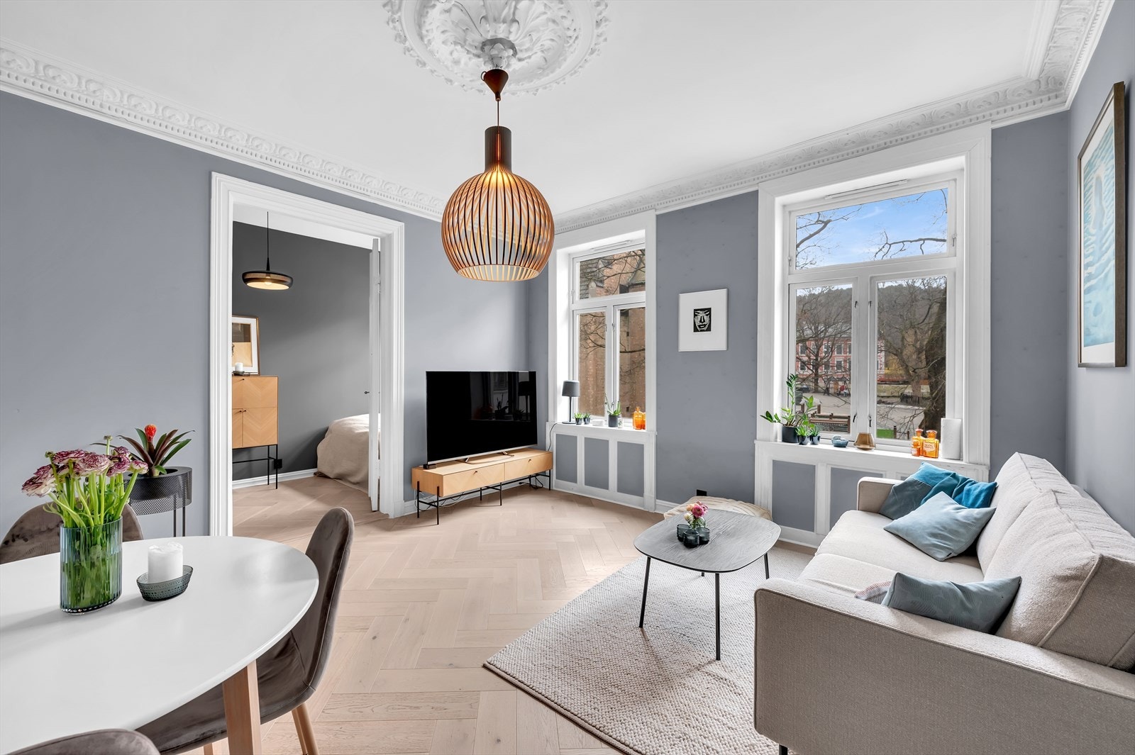 Leiligheten har ettertraktede kvaliteter som flotte lysforhold, store rom og god takhøyde på 2,98 meter. Galleribilde