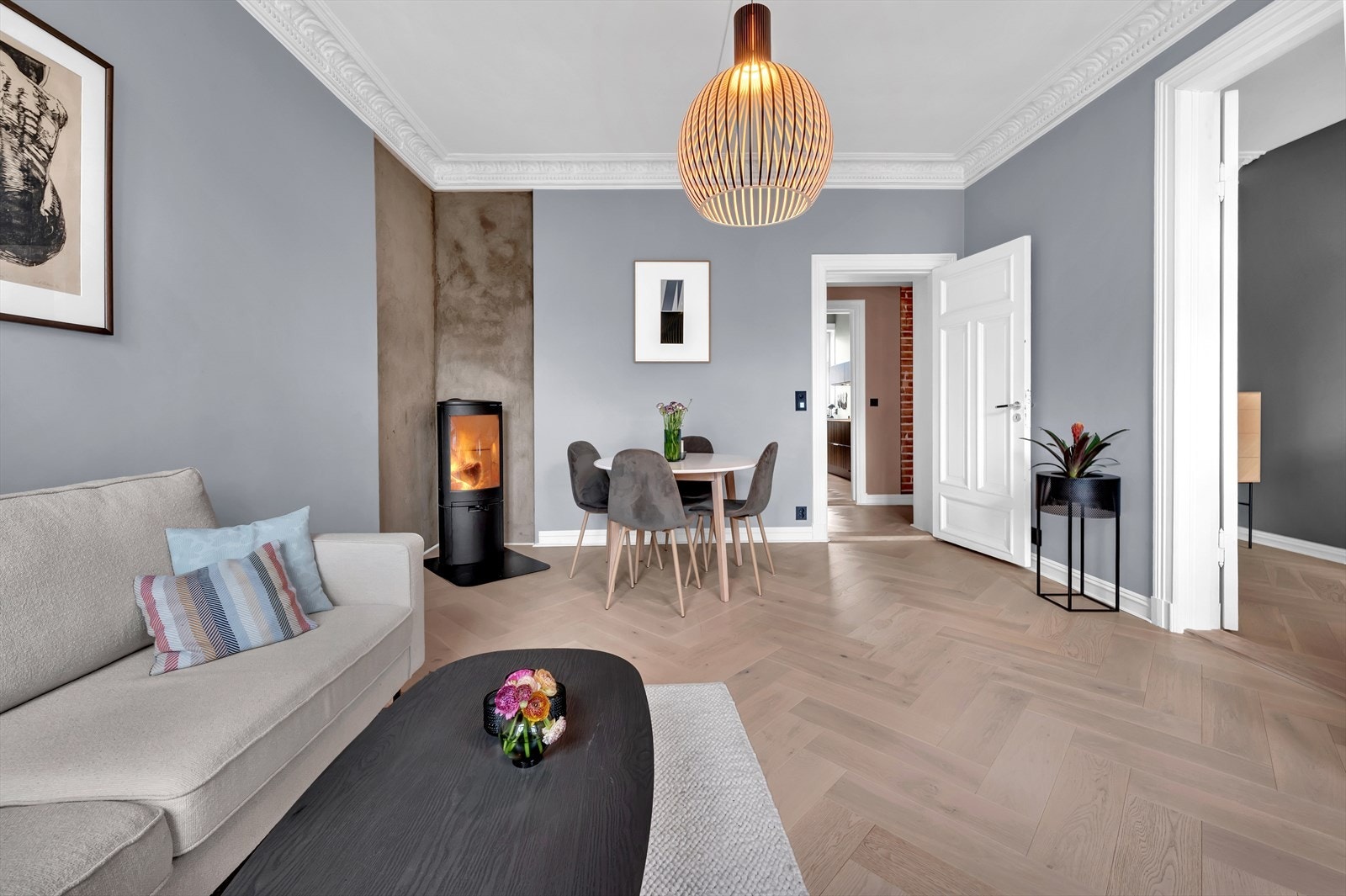 Hele leiligheten ble omfattende oppusset i 2021/22, og er utført i et klassisk, tidløst design med fiskebensparkett, stukkaturer og rosetter. Galleribilde