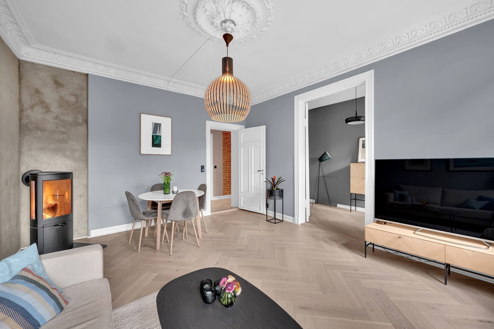 Det er god plass for stor sofagruppe, tv-møbler og spisebord. Galleribilde