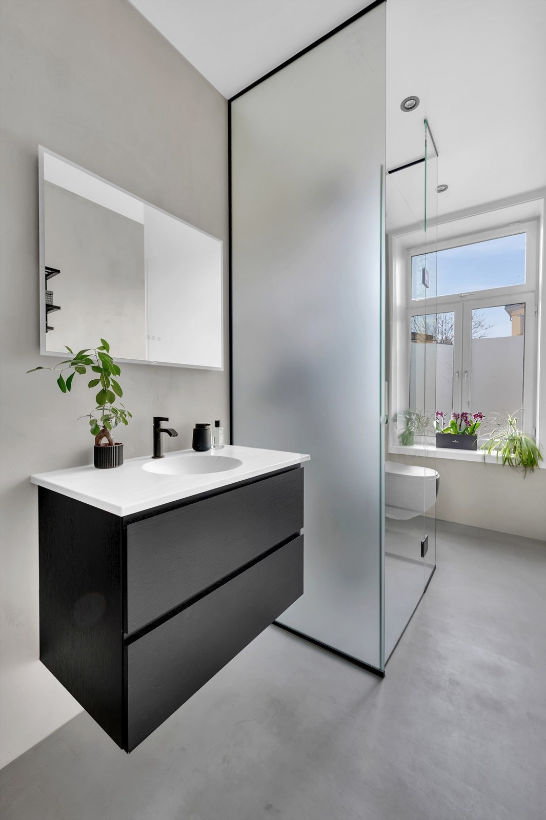 Badet ble overflatebehandlet i 2021/22 med microsement på gulv og vegger, samt nye innredninger. (Tettesjikt/membran, sluk og underliggende fliser er fra 2006/2007) Galleribilde