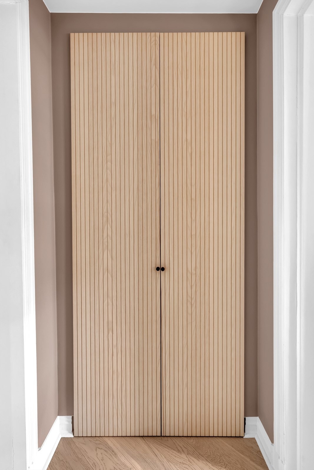 I forlengelse av entréen er det en praktisk walk-in garderobe. Galleribilde