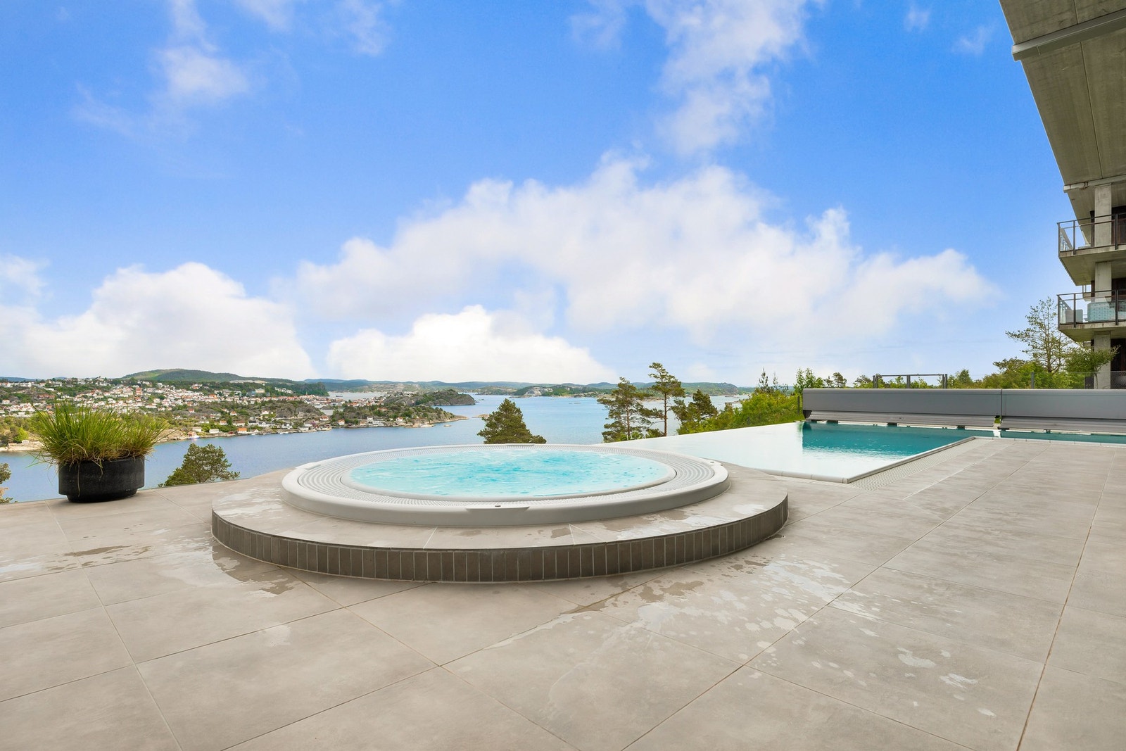 Flott utsikt fra spa området ut mot Kragerø by! Galleribilde