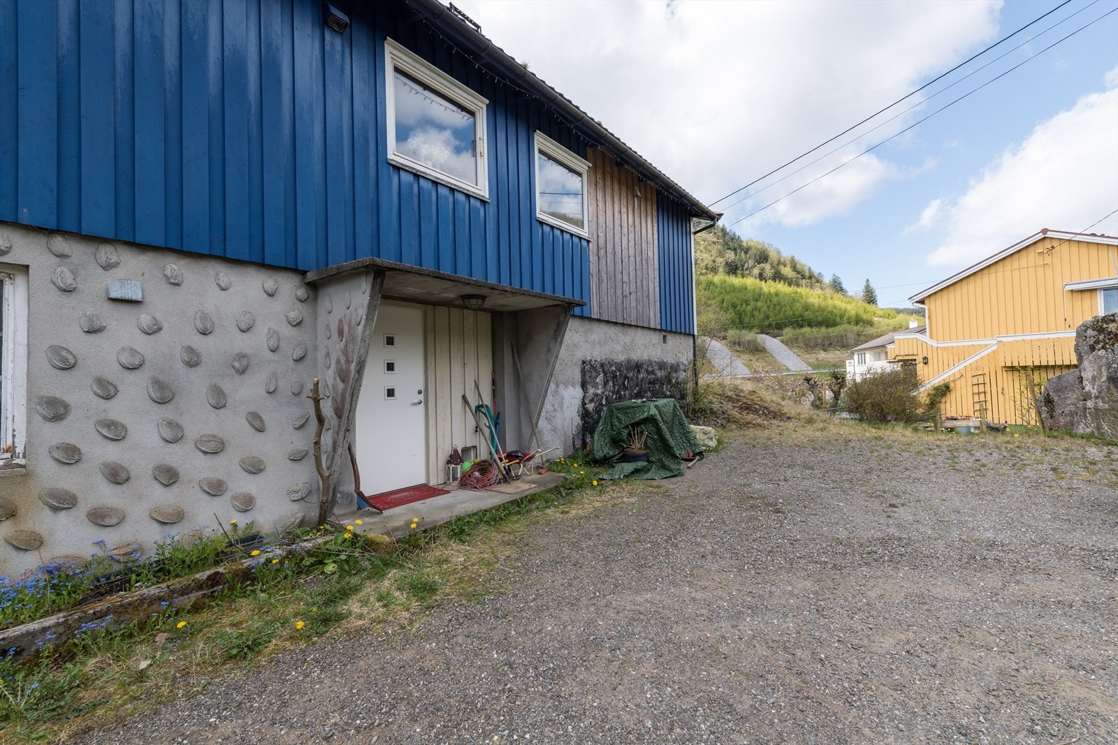 Gårdsrom med god plass til parkering i tillegg til garasje. Galleribilde