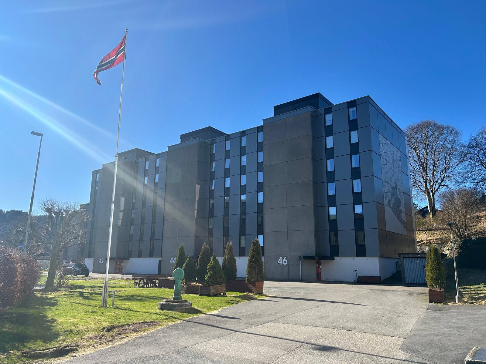 Her bor du tett på flott natur og et rikt utvalg av ulike turmuligheter, samtidig som du finner alle de daglige servicetilbud i behagelig avstand fra ytterdøren. Galleribilde