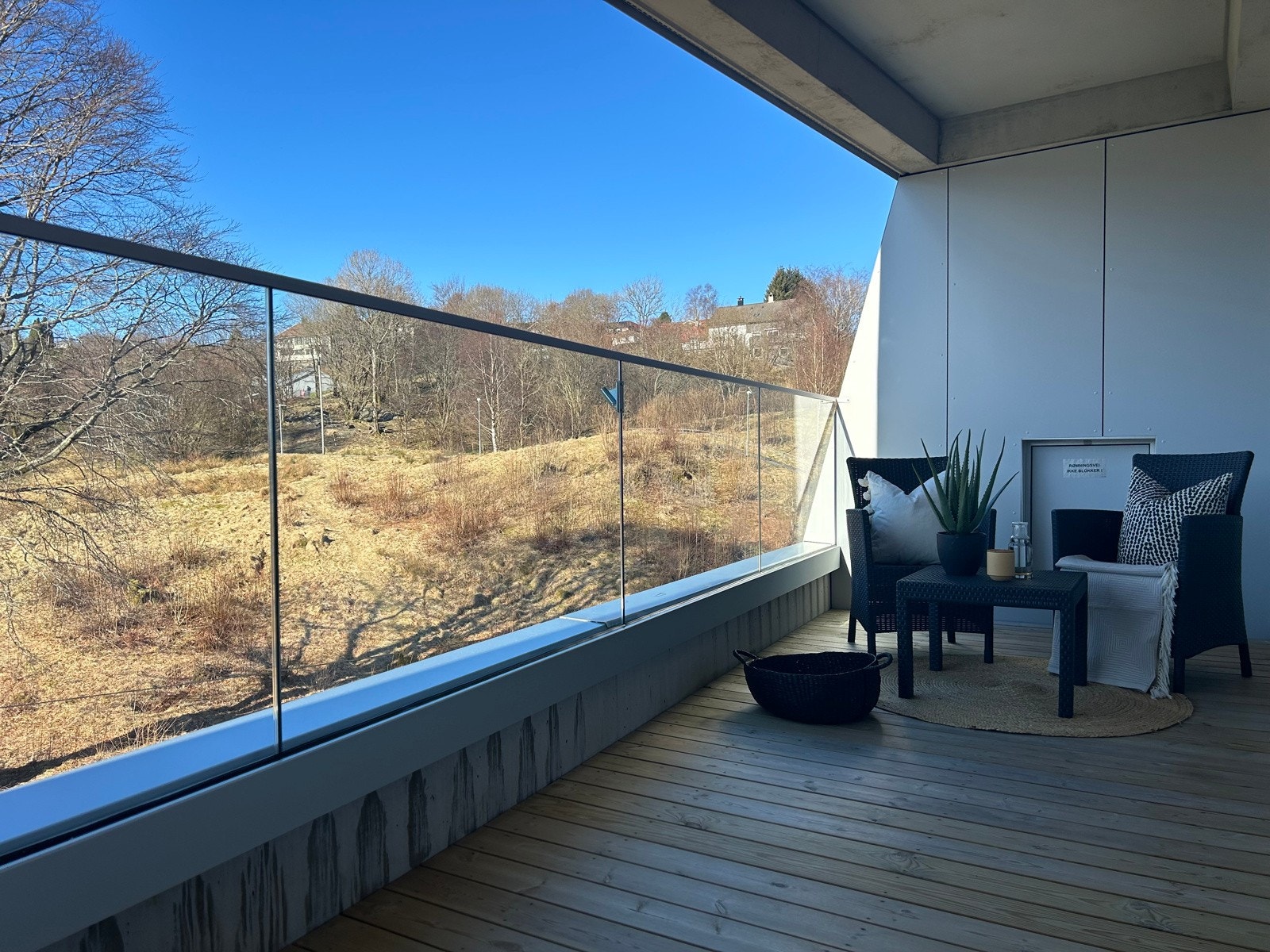 Ettersom altanen måler hele 11 kvm kan du innrede med passende sittegruppe, grill og beplantning. Galleribilde