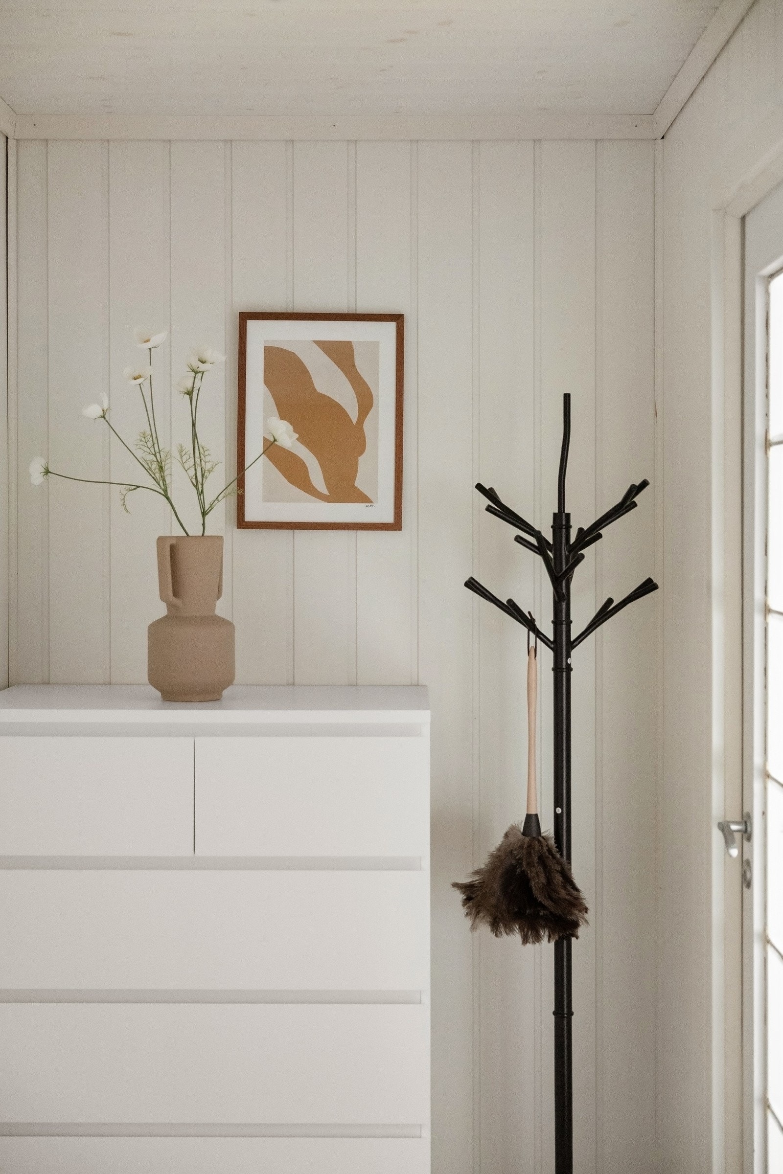 Stilen er gjennomført med laminat på alle gulv, lyse fargevalg på overflatene og grå detaljer for å gi en rød tråd stilmessig. Galleribilde