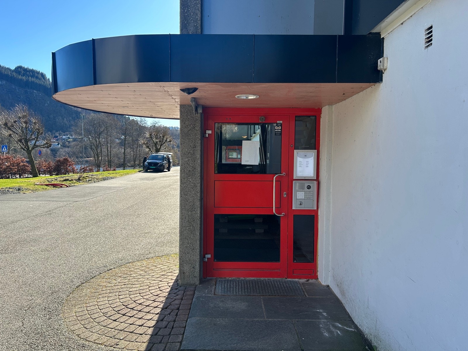 Bilen parkerer du trygt i felles garasjeanlegg, hvor leiligheten har sin egen nummererte parkeringsplass. Videre spaserer du opp til inngangsdøren og tar heisen opp til byggets toppetasje hvor leiligheten ligger. Galleribilde