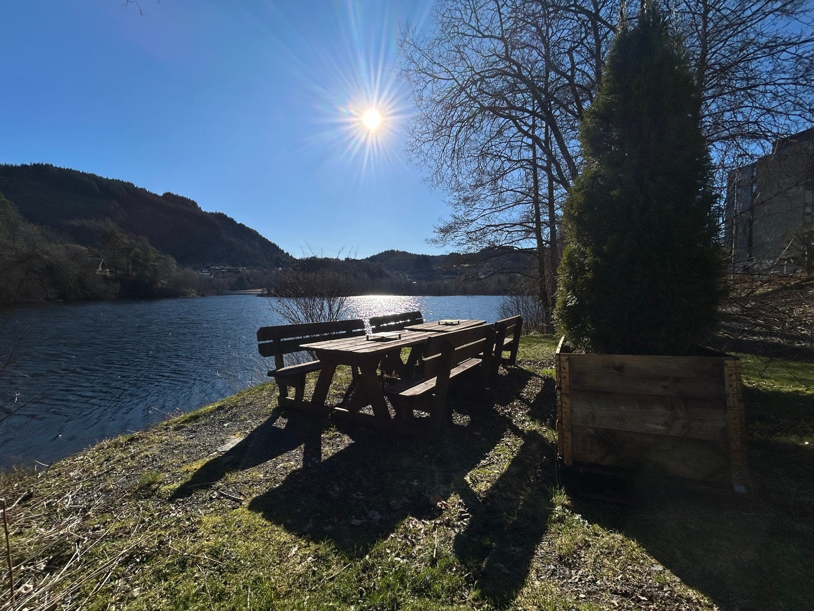 Langs Birkelandsvannet er det opparbeidet turvei som egner seg godt for avslappende søndagsturer. Her kan man slå seg ned på en av områdets mange benker. Galleribilde