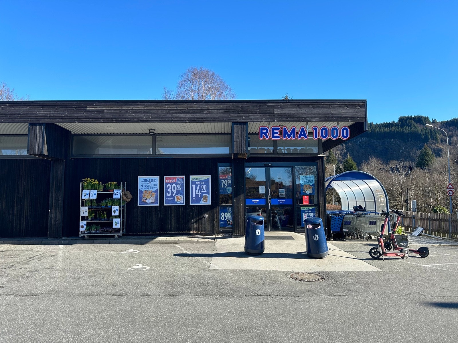 Om det skulle bli tomt for melk i kjøleskapet, eller om dagens middag skal handles inn, spaserer du kort og godt bort til Rema 1000 Elveneset. Galleribilde
