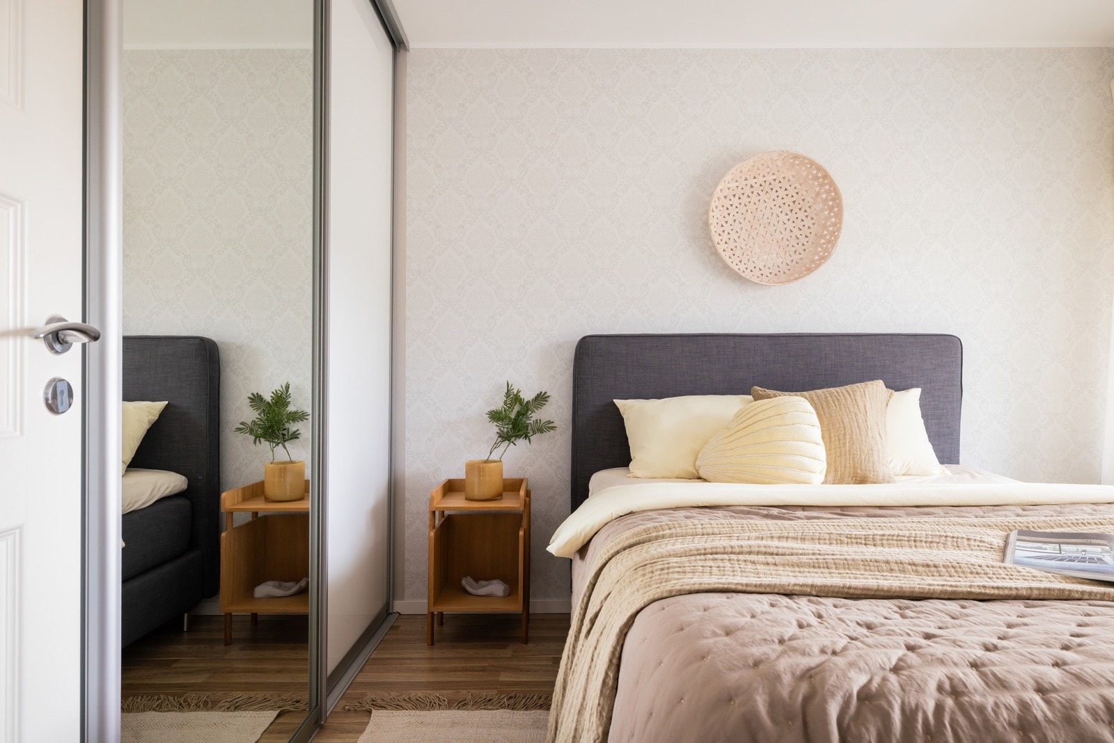 Fra stuen er det tilkomst til leilighetens soverom. Soverommet måler 10,5 kvm slik at man har mulighet til å møblere med seng av ønsket størrelse og annet passende møblement. Galleribilde