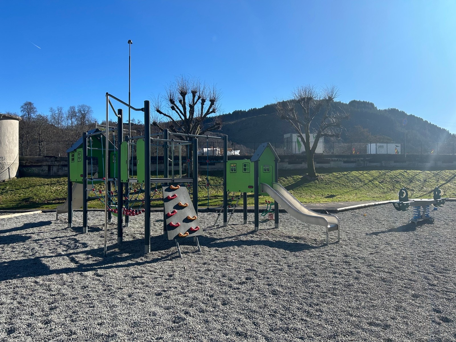 Borettslaget har store opparbeidede gressletter rundt bygningene hvor du finner flere hyggelige sittegrupper og en stor lekeplass. Galleribilde