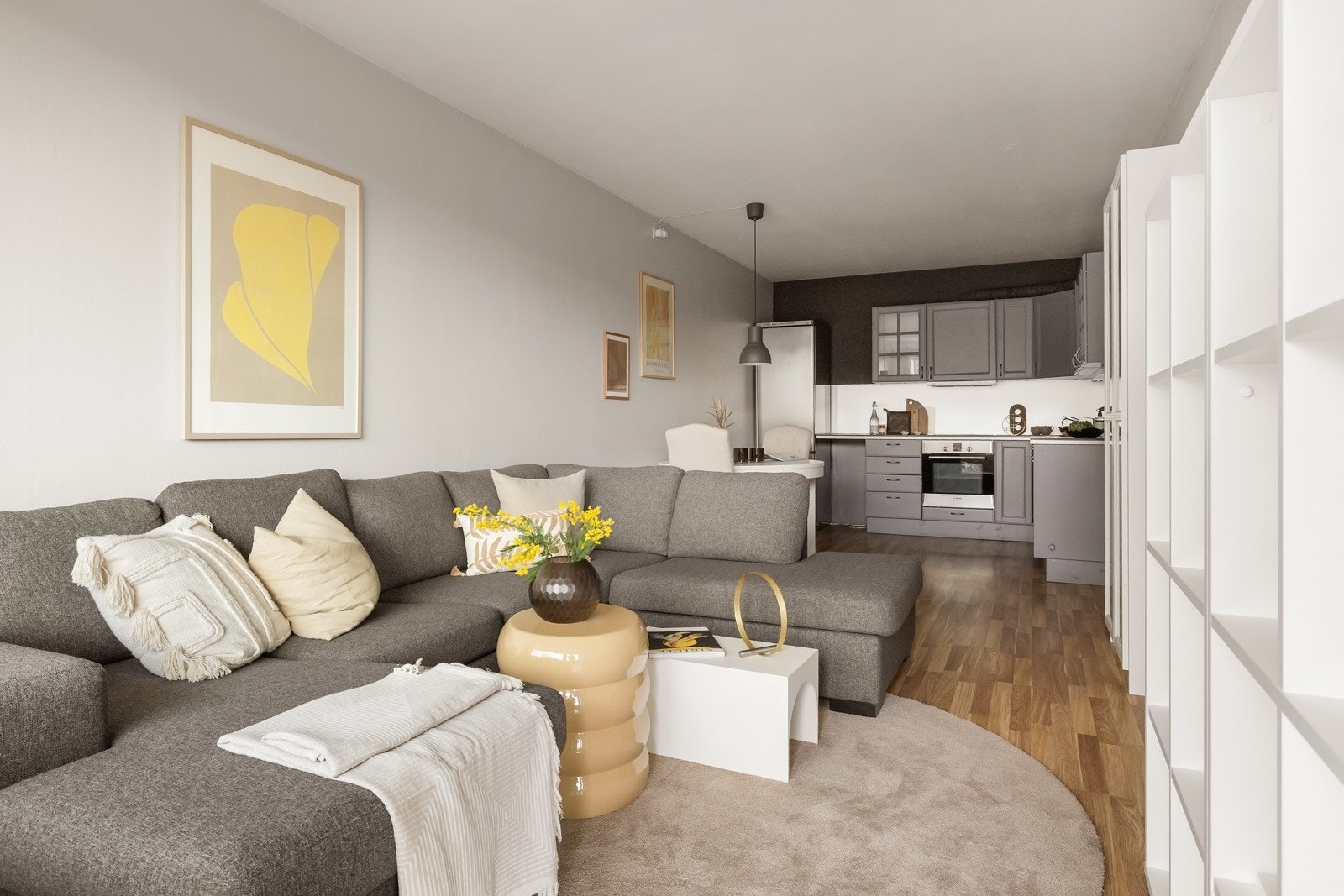 Kjøkkenet er plassert i åpen løsning til stuen som gjør rommet sosialt og inkluderende. Galleribilde