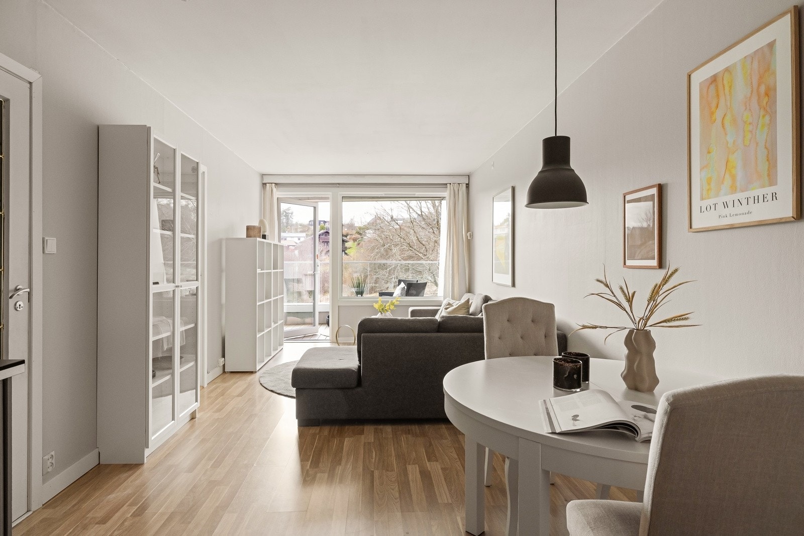 Stuen er et stort, deilig og sosialt rom som gir deg mulighet til å falle til ro i eget selskap eller sammen med dine nærmeste. Galleribilde