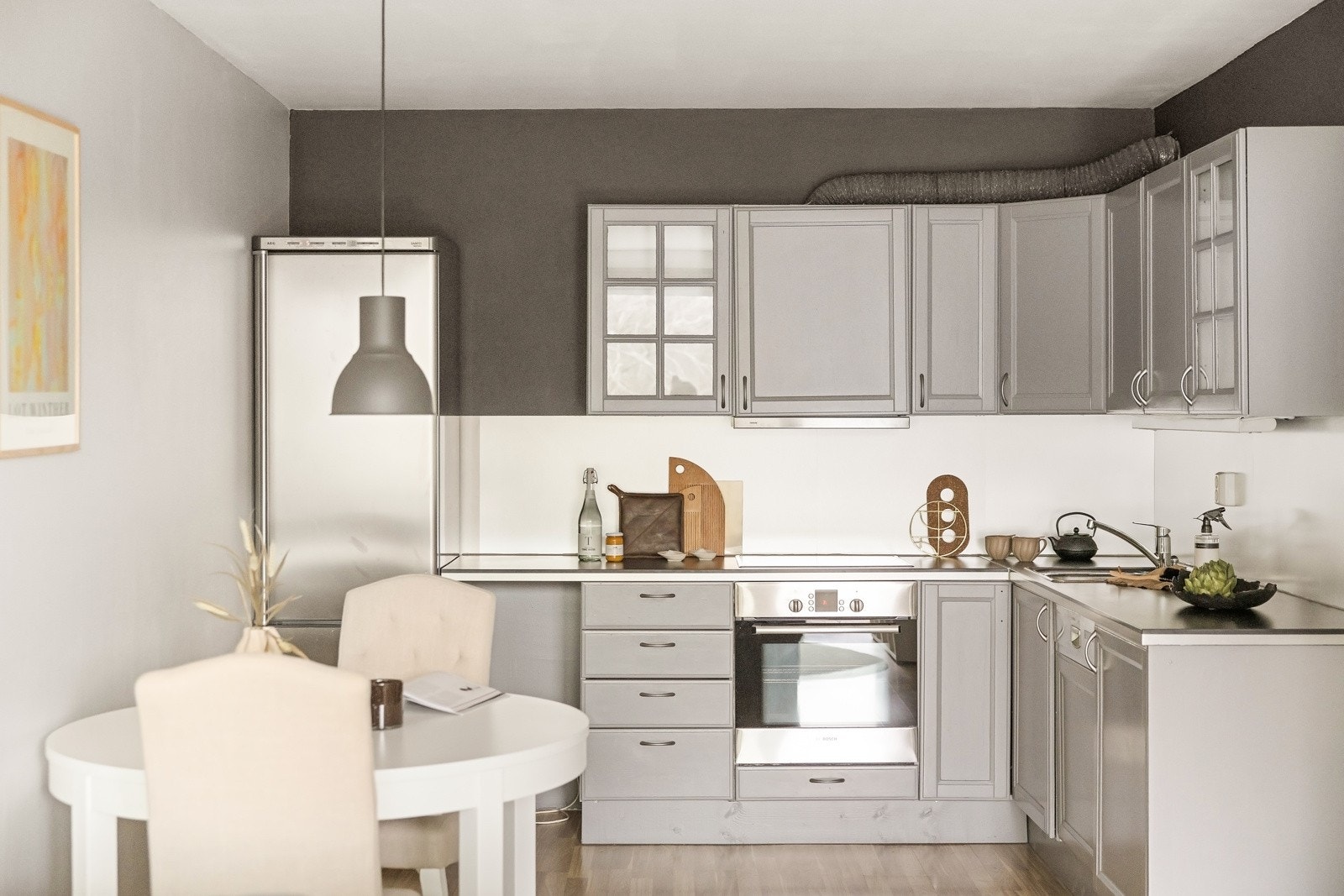 Det er godt med skap- og benkeplass som bidrar til et ryddig og oversiktlig kjøkken. I tillegg er det over benkeplaten montert skvettplater som er enkelt å holde rent. Galleribilde