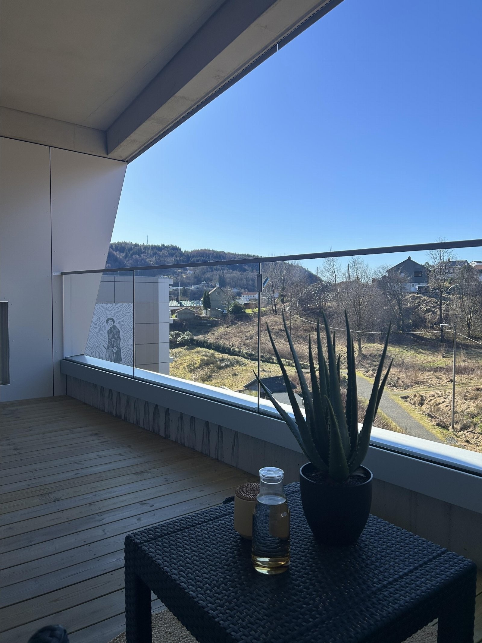 Her er du vendt ut mot borettslagets fellesarealer som gir et behagelig utsyn. Galleribilde