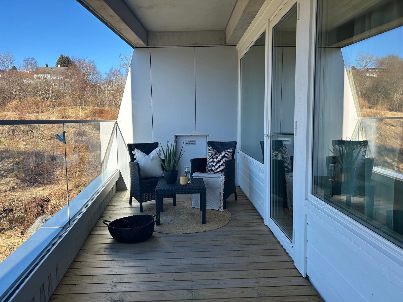 Altanen er også under tak, slik at man kan sitte utendørs selv når noen dråper dukker opp. Galleribilde