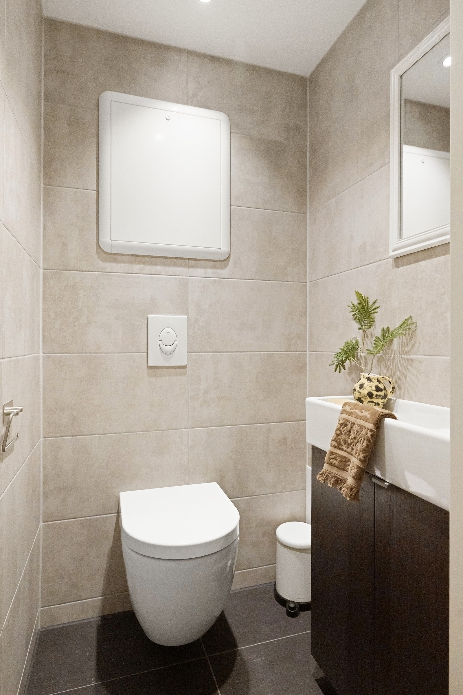 Toalettet er praktisk plassert i rommet ved siden av. Her er også rør-i-rør system og fordelerskap/stoppekran plassert. Videre er det mekanisk avtrekk på både bad, toalett og kjøkken. Galleribilde