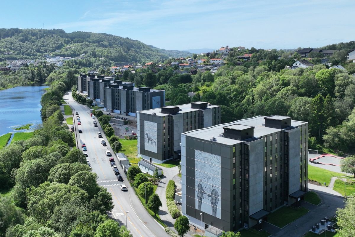 Her bor du tett på flott natur og et rikt utvalg av ulike turmuligheter, samtidig som du finner alle de daglige servicetilbud i behagelig avstand fra ytterdøren. Galleribilde