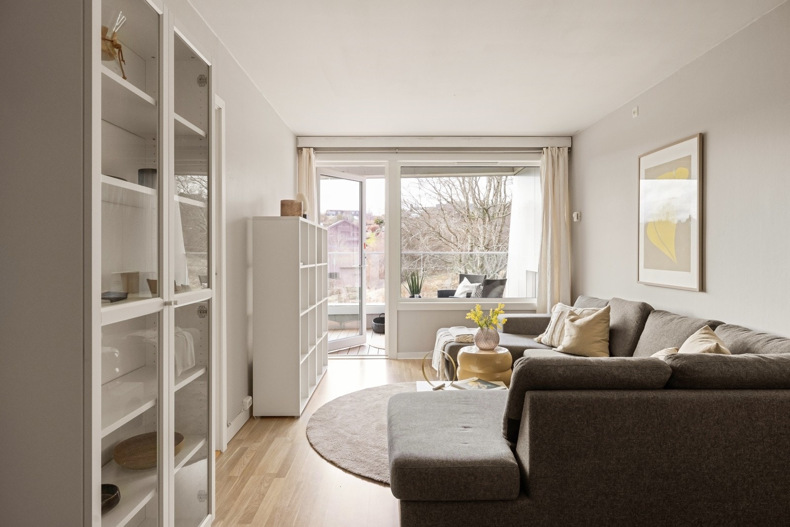 Det er godt med lysinnslipp gjennom de store vindusflatene og på sommerstid forlenger du stuen naturlig ut til den vestvendte altanen. Galleribilde