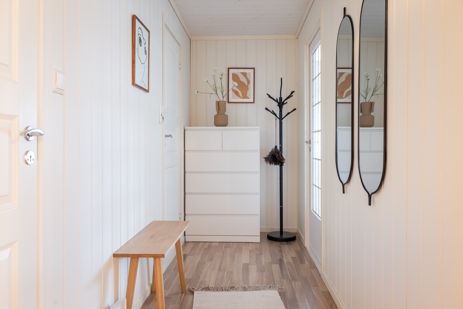 På innsiden ønsker den romslige entréen deg velkommen hjem. Galleribilde