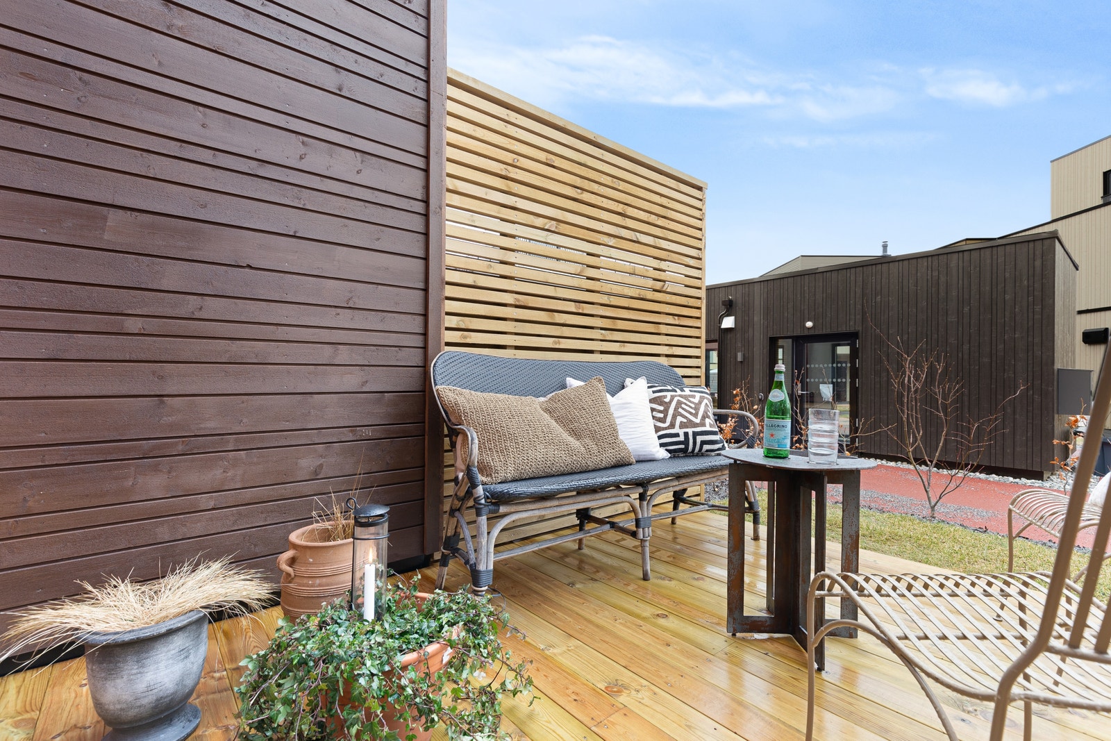 Fra stuen har man adkomst til en hyggelig og solrik markterrasse og privat uteareal. Galleribilde