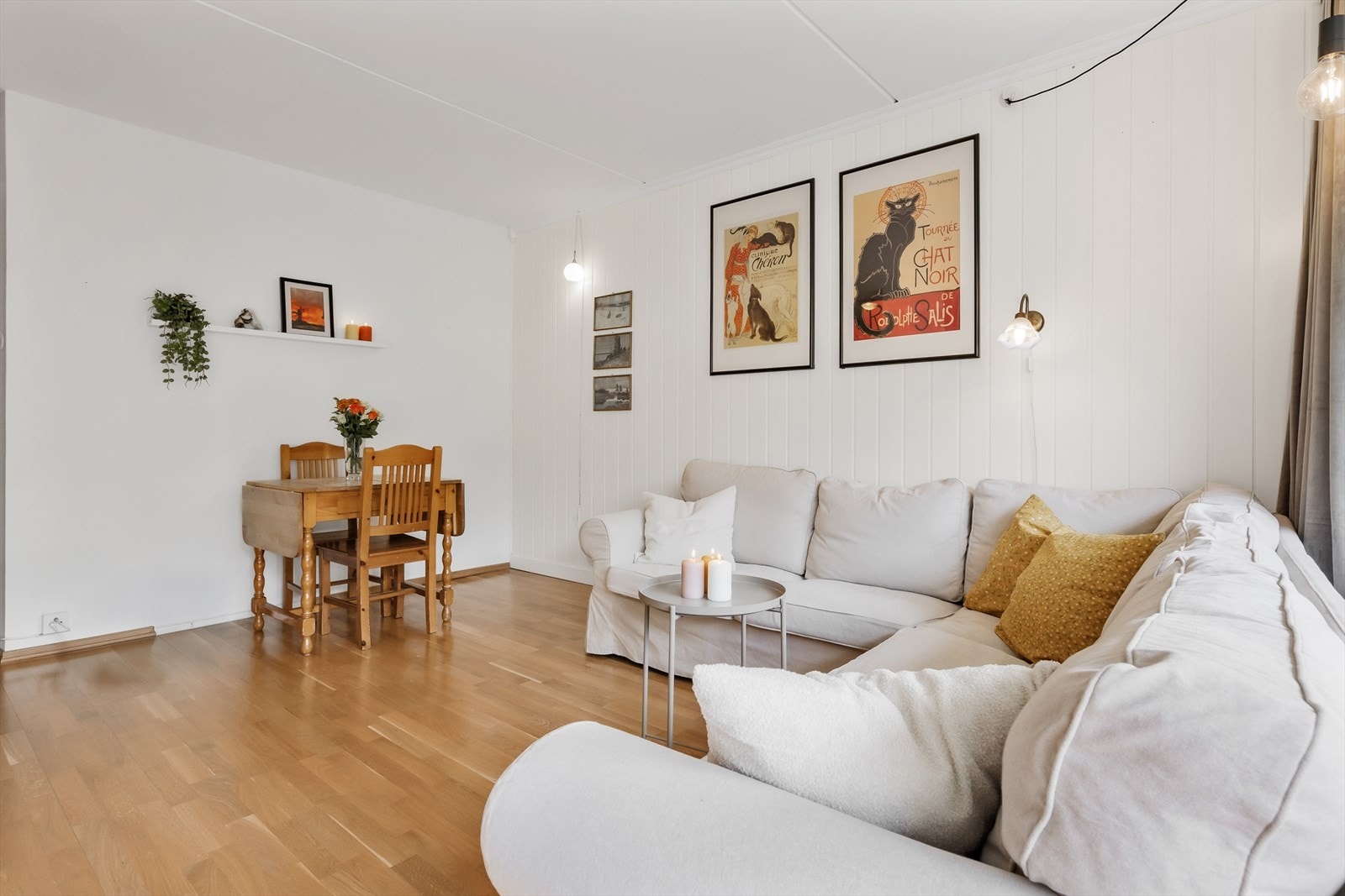 Plass til både spisegruppe, sofagruppe og diverse lagringskommoder. Galleribilde