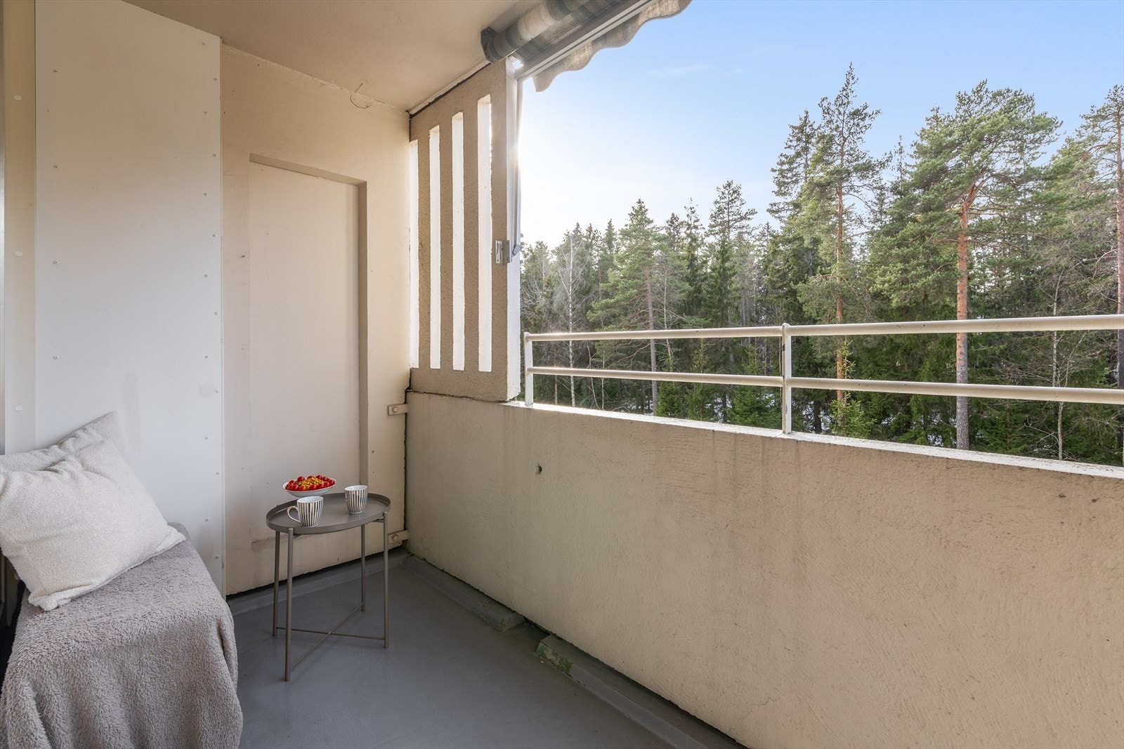 Balkongen kan enkelt innredes til en koselig sittegruppe med utemøbler. Galleribilde