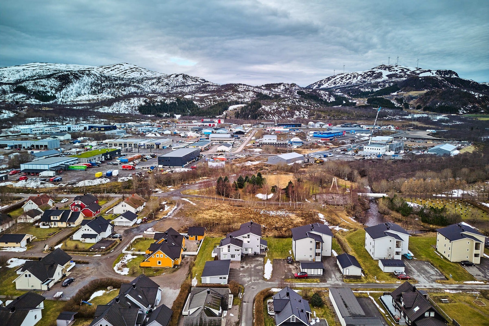 Barnehage og skole av god kvalitet ligger ca. 1-2km fra. boligen. Galleribilde