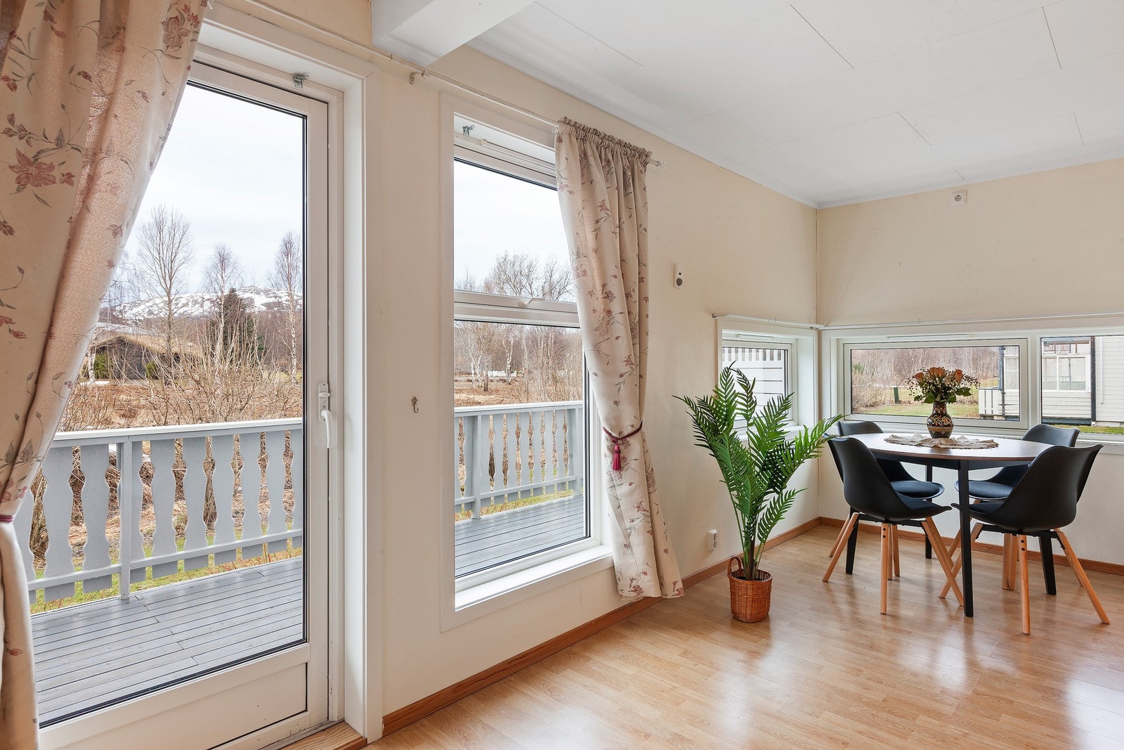 Fra stue/kjøkken er det utgang til terrasse. Galleribilde