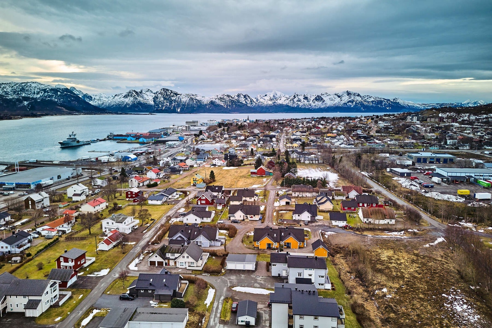 Dagligvarehandelen finner man ca.500-800 meter unna. Galleribilde