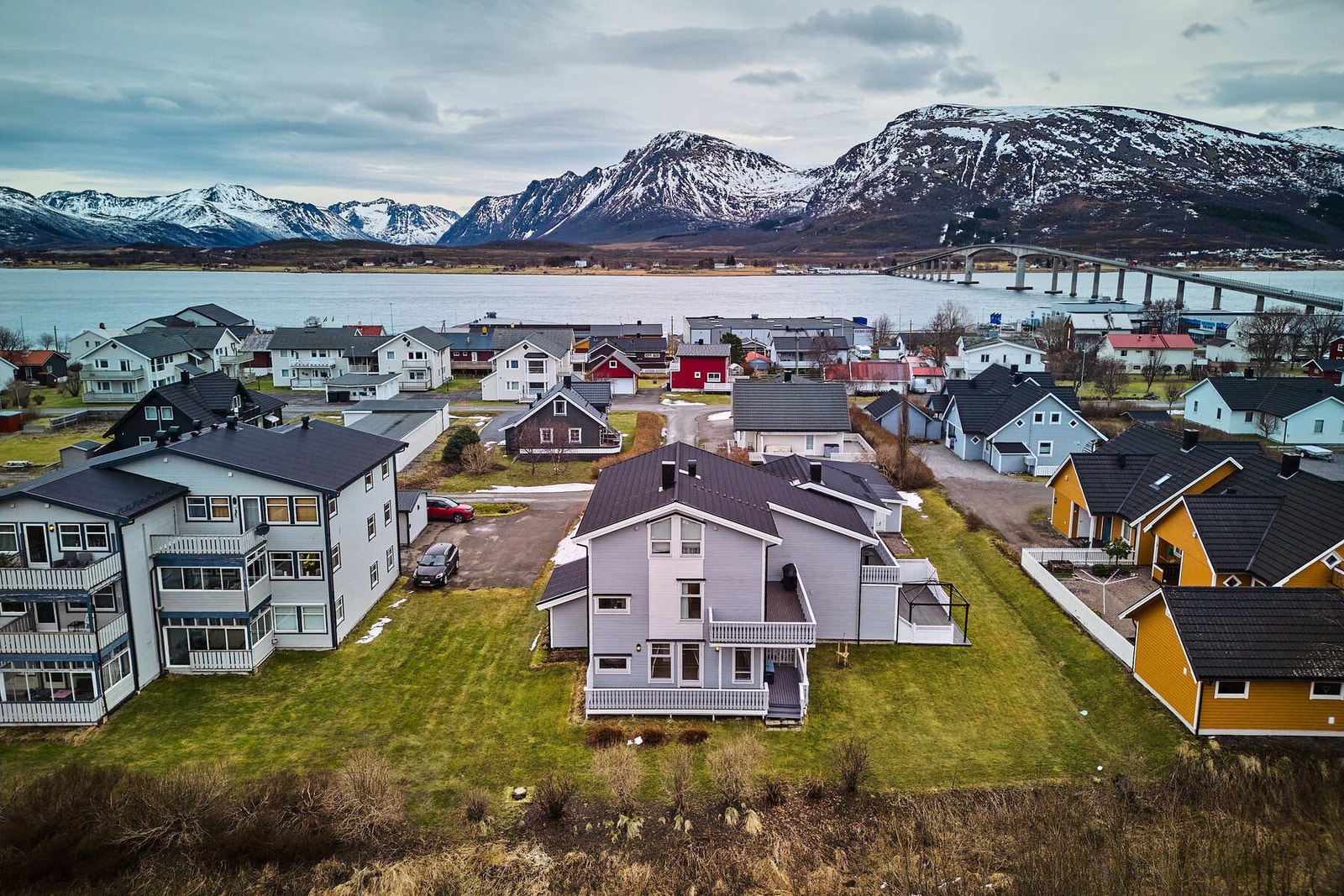 Leiligheten ligger i et etablert og barnevennlig boligområde. Galleribilde