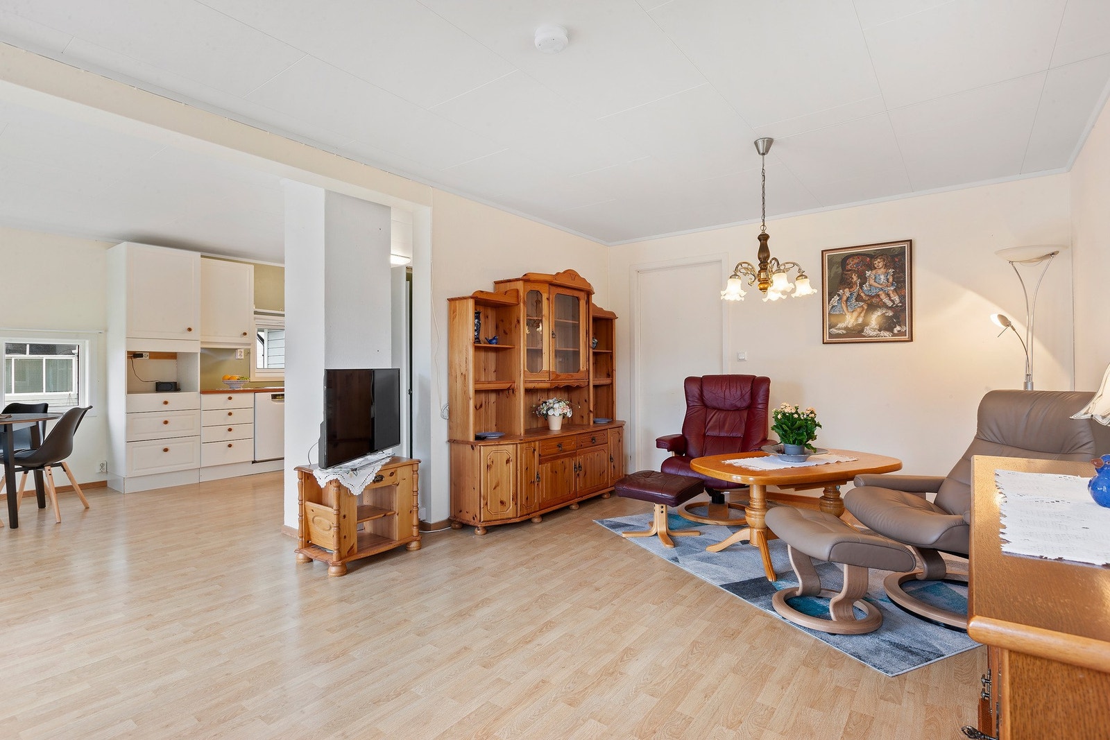 Det er fint plass til stoler eller sofa med tilhørende møblement . Galleribilde