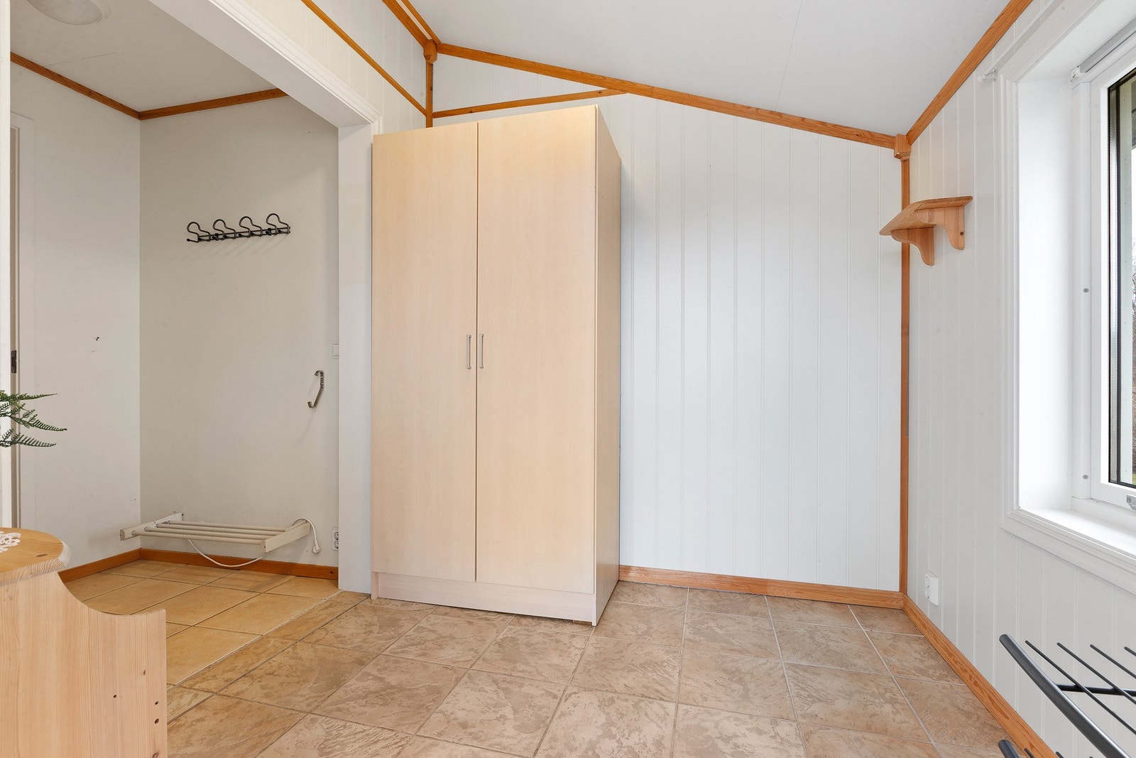 Entrèen er av fin størrelse og byr på gode oppbevaringsmuligheter i diverse oppbevaringsmøblement. Galleribilde