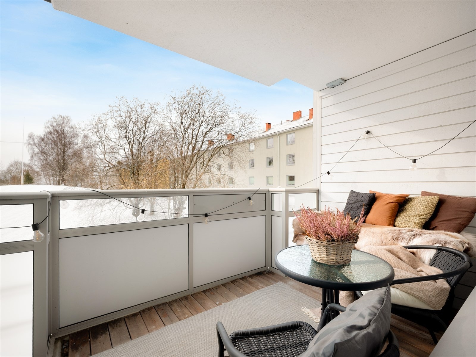 Koselig balkong med plass til sittegruppe og planter. Galleribilde