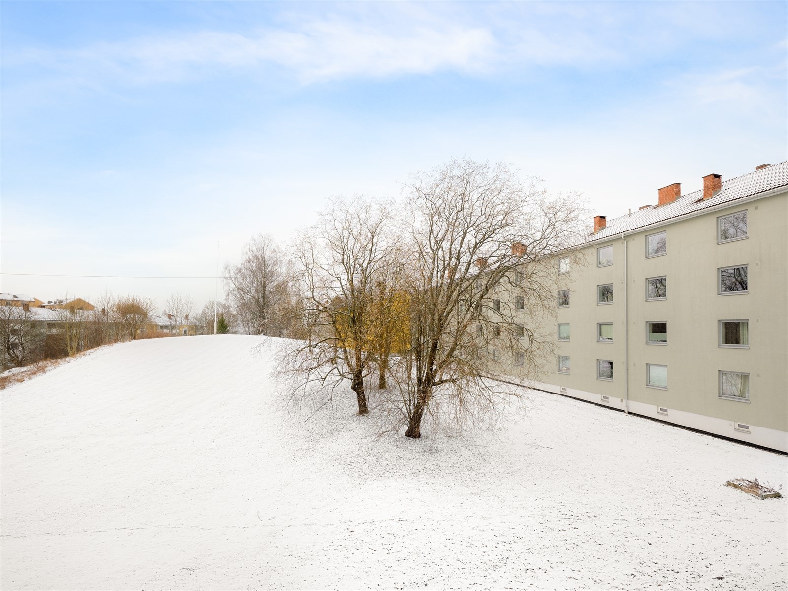 Kort avstand til Grorudparken med flotte turområder og nærhet til Lillomarka for rekreasjon og naturopplevelser. Galleribilde