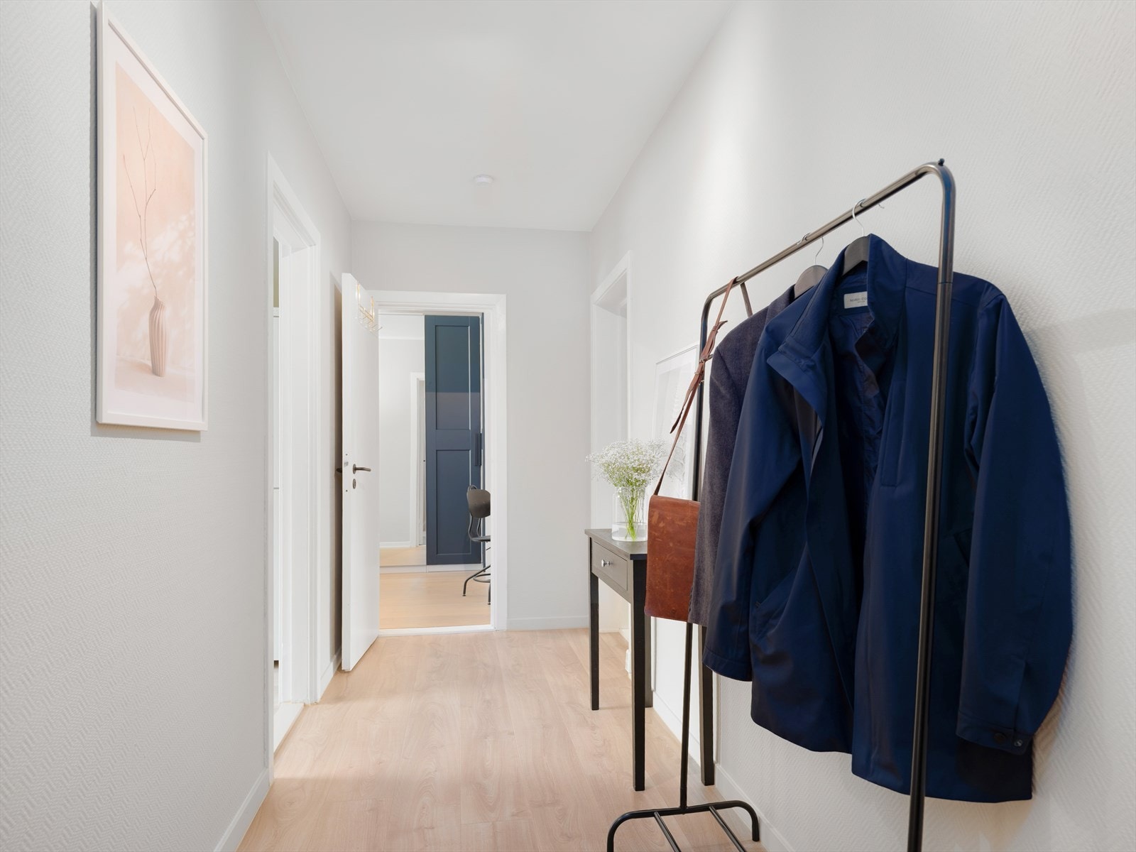 Lys gang med plass til oppbevaring. Galleribilde