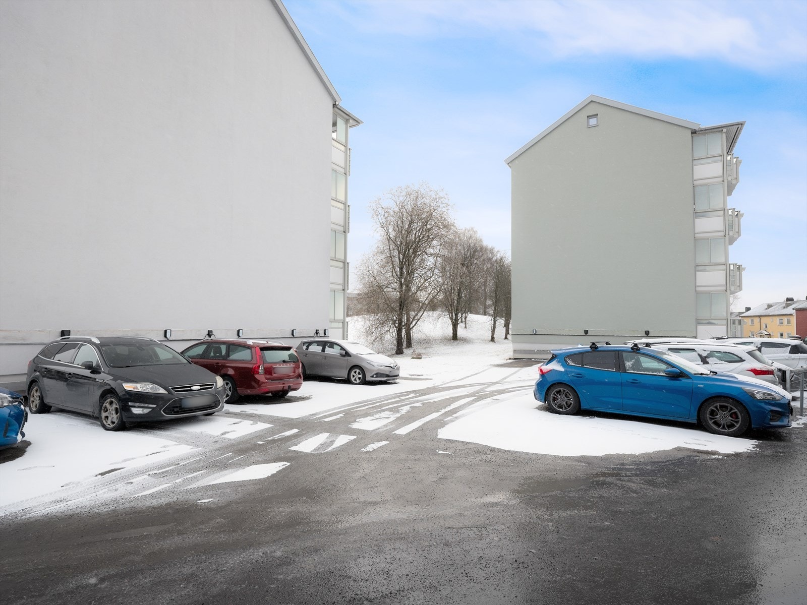 Lett tilgjengelig parkering for beboere. Galleribilde