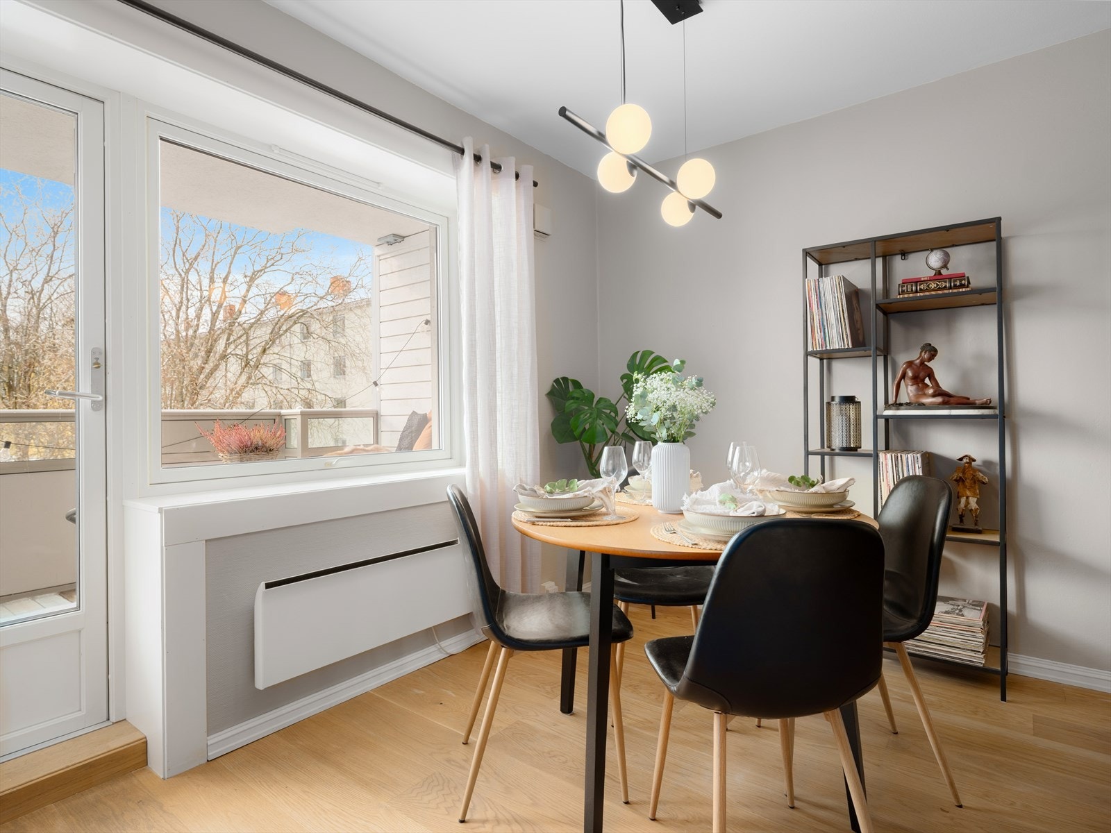 Spiseområde ved vindu med flott belysning. Galleribilde