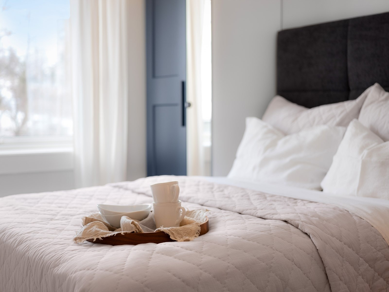 Det er rikelig med plass til stor dobbeltseng. Galleribilde