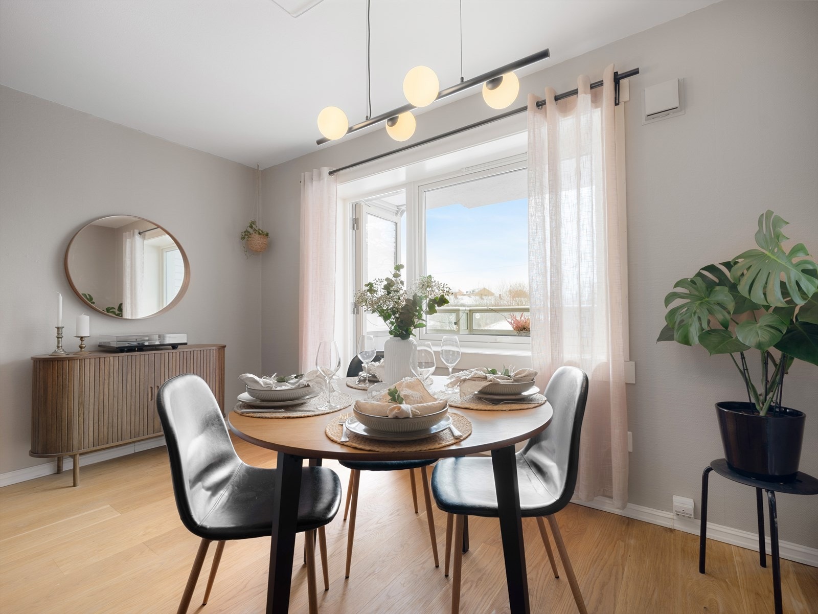 Spisestue med naturlig lysinnslipp og stilren innredning. Galleribilde