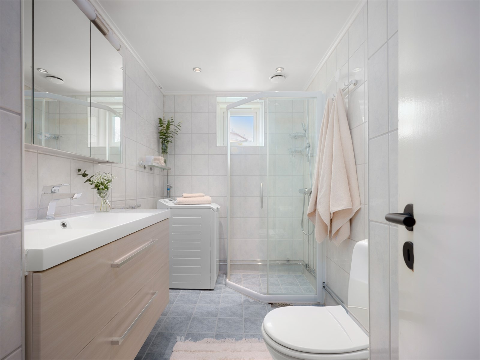 Pent baderom med god oppbevaringsplass og varmekabler i gulv. Galleribilde