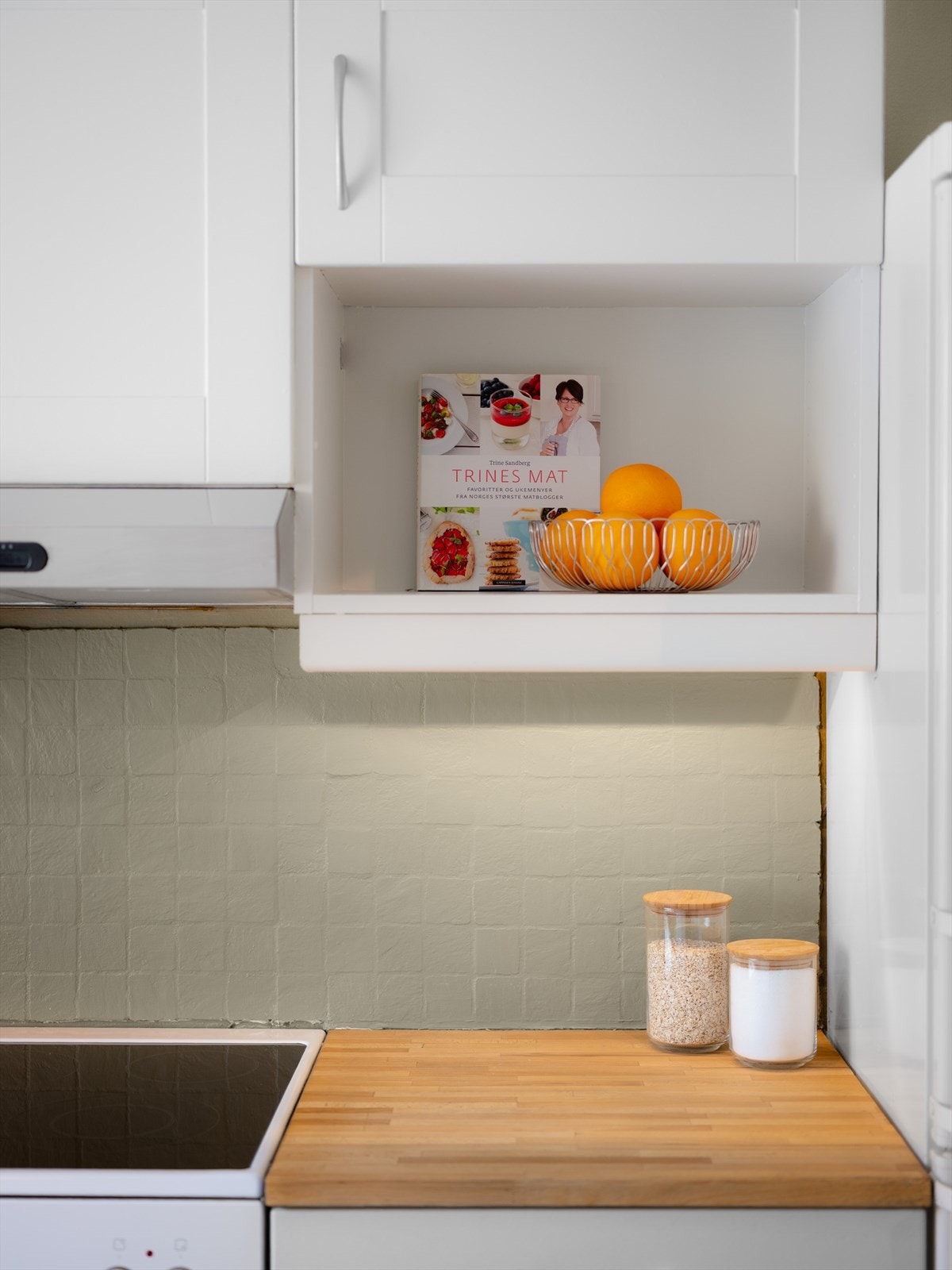 Hyggelig kjøkkenhylle for oppbevaring og dekor. Galleribilde