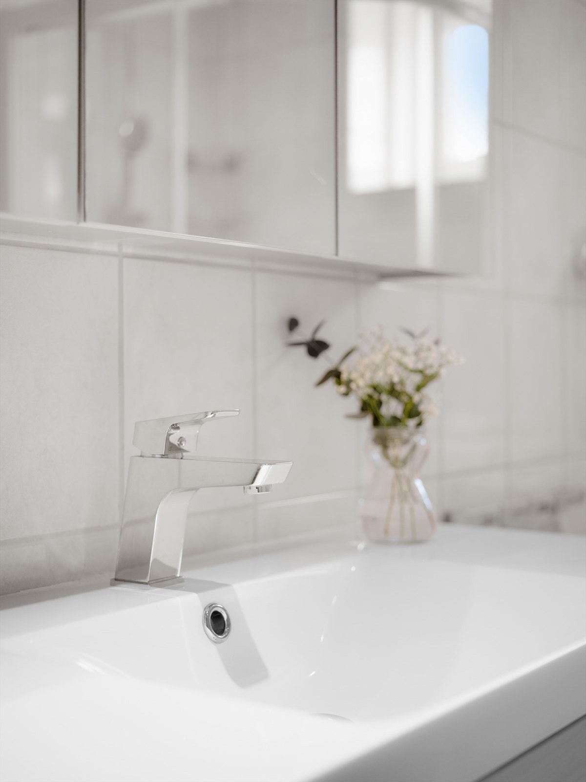 Elegant servant med stilrent armatur. Galleribilde