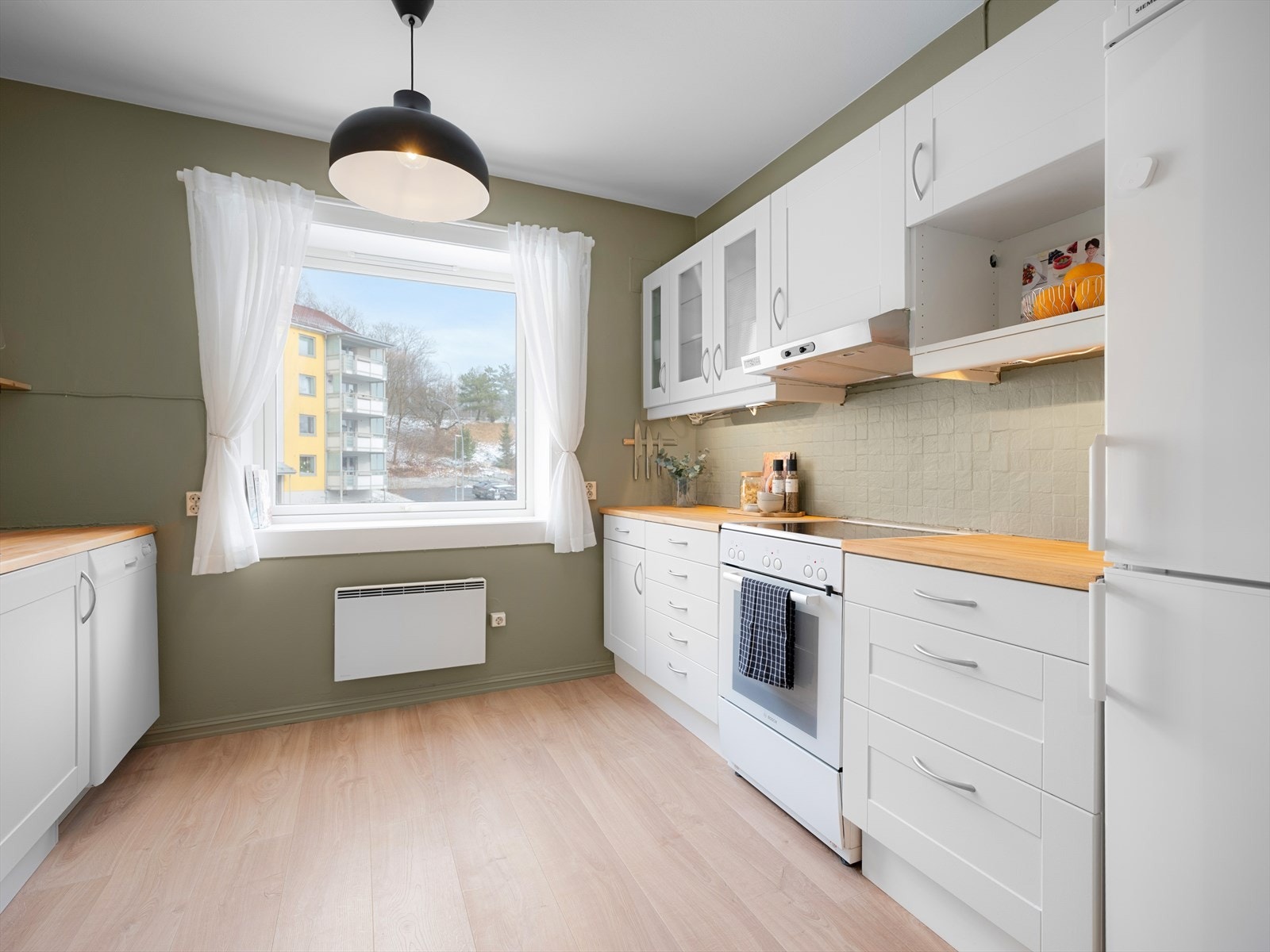 Det er lagt nytt gulv i kjøkken og entre. Galleribilde