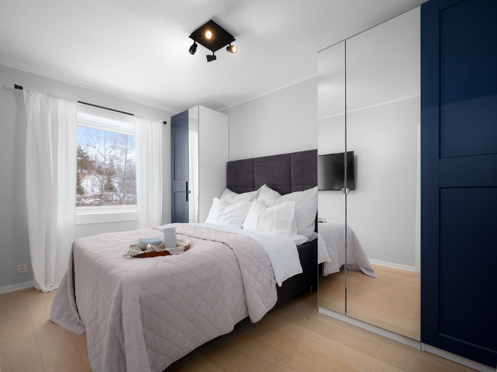 Soverom med innebygd garderobe og god plass. Galleribilde